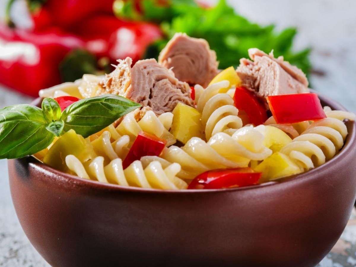 Салат с макаронами и тунцом рецепт с пошагово в Салат с макаронами и тунцом рецепт с пошагово в