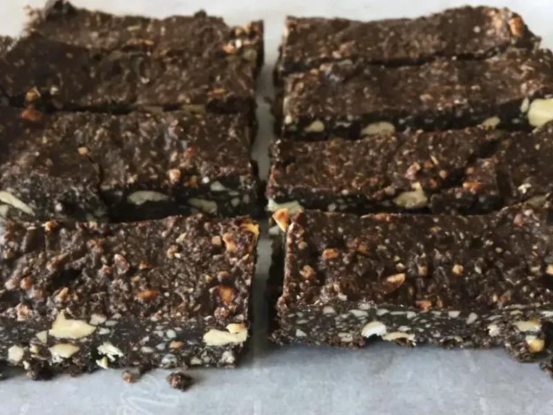 Chocolate Almond Butter Protein Bars (Paleo, Vegan)