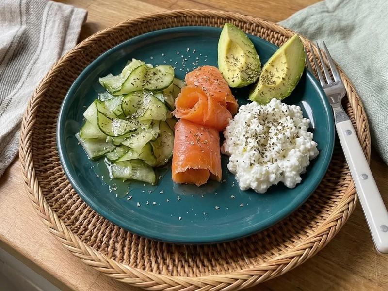 Smoked Salmon, Avocado & Cottage Cheese Breakfast