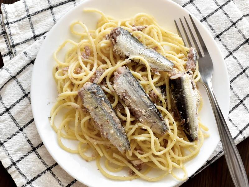 Spaghetti with Sardines, Dill and Fried Capers