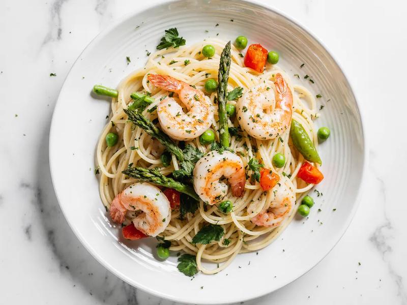 Creamy Garlic Pasta with Shrimp and Vegetables