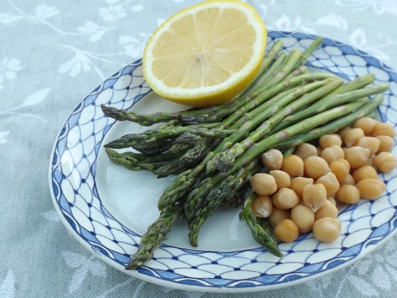 Asparagus and Chickpea Salad