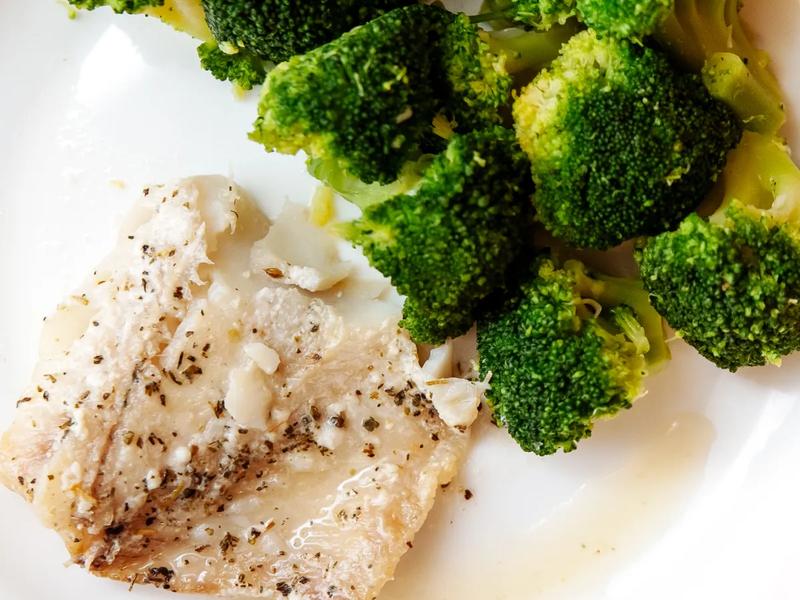 Lemon Pepper Cod with Steamed Broccoli