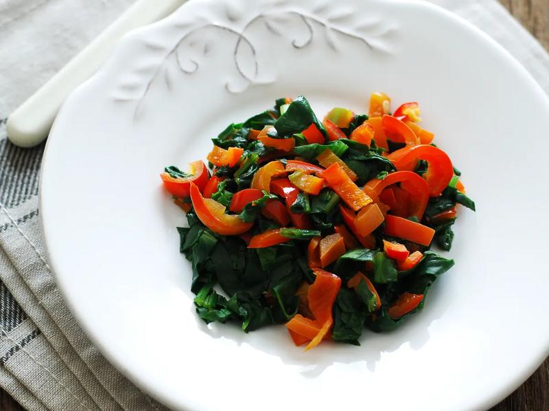 Sautéed Spinach with Garlic and Red Peppers