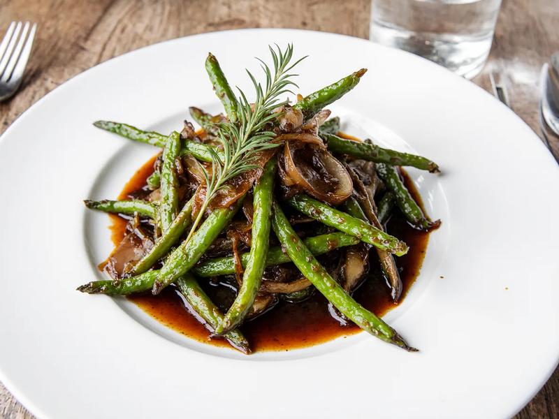 Sautéed Green Beans with Onions and Thyme