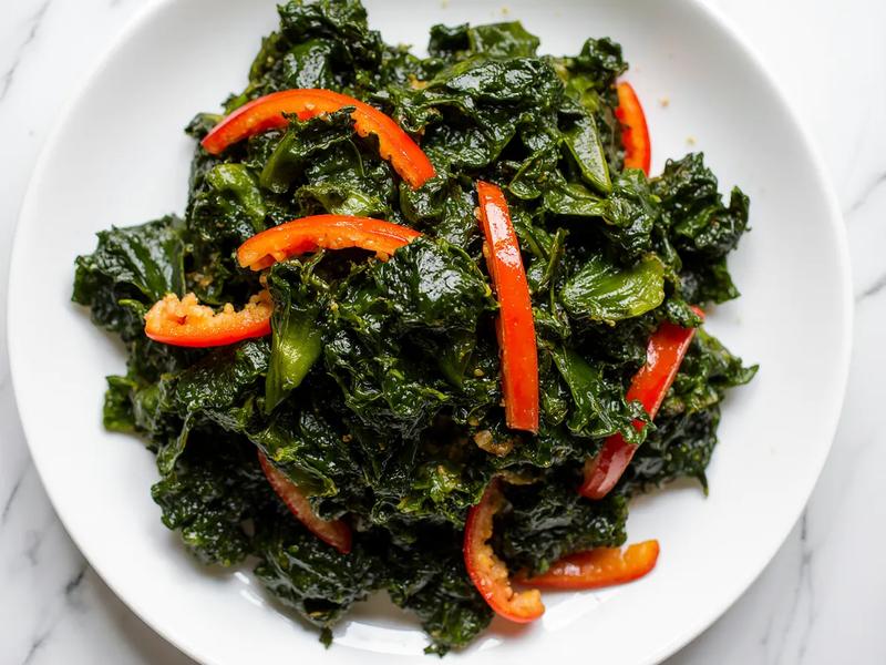 Stir-Fried Kale with Red Bell Pepper