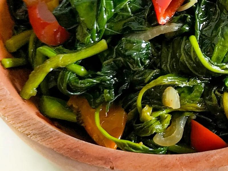 Sautéed Spinach and Tomatoes