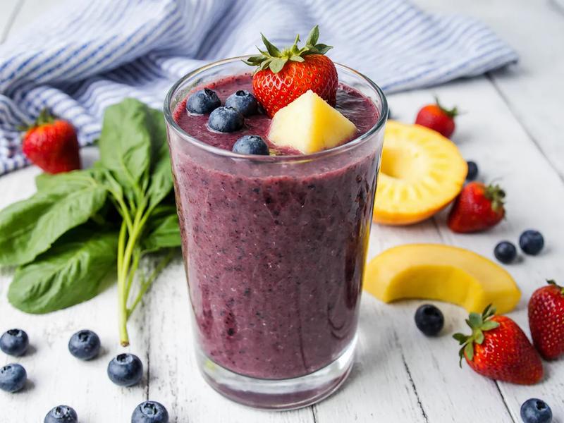 Spinach, Pineapple, and Mango Berry Smoothie