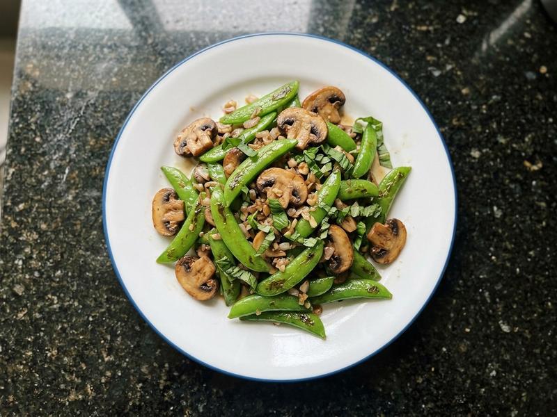 Stir-Fried Snap Peas and Mushrooms