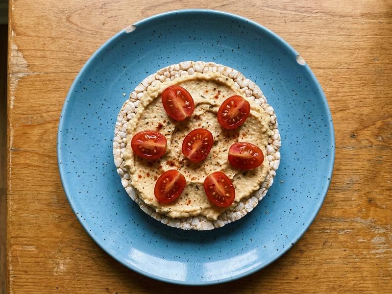 Rice Cake with Hummus & Tomato