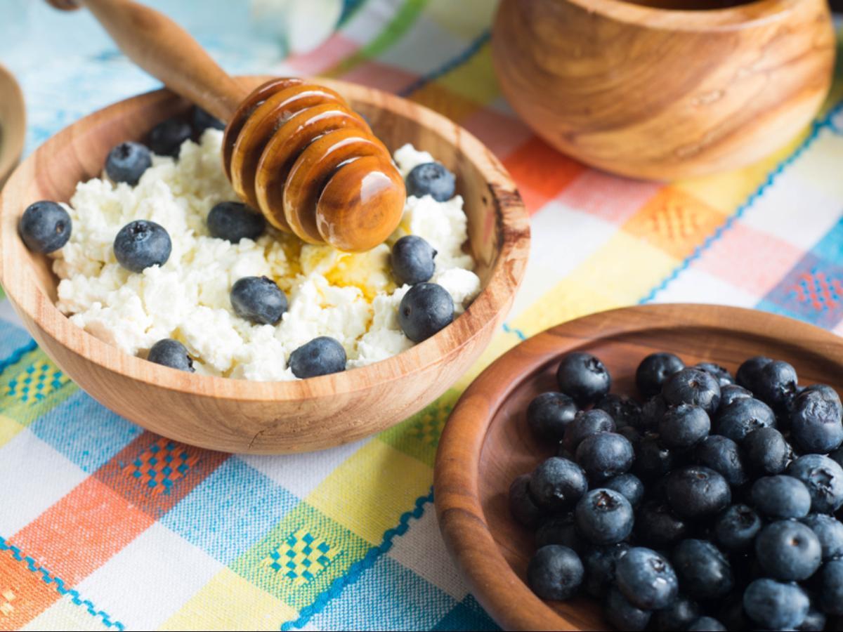 cottage-cheese-with-blueberries-and-honey-recipe-and-nutrition-eat